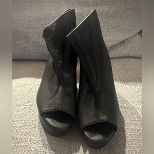 Cordani Tyra Peep Toe NWOB
Platform Bootie
EU 39 US 8.5